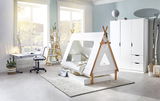Kinderzimmer mit einem weißen Tipi-Bett, das eine Schublade oder ein Gästebett enthält, in einer hellen und modernen Umgebung. Perspektive von der Seite.
