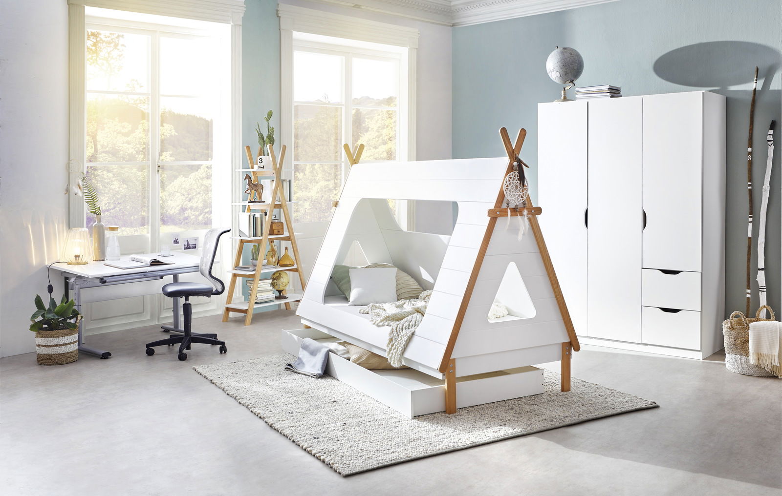 Kinderzimmer mit einem weißen Tipi-Bett, das eine Schublade oder ein Gästebett enthält, in einer hellen und modernen Umgebung. Perspektive von der Seite.
