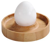 Eierbecher aus Bambus mit einem Ei, Ansicht von oben