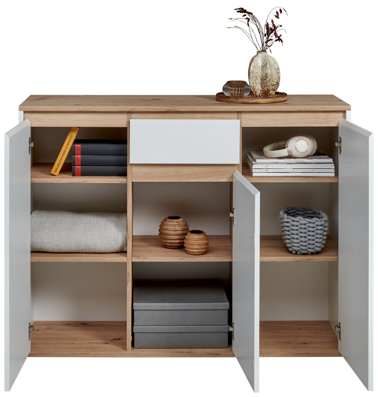 Modern houten dressoir met witte deuren, versierd met vazen en boeken, van voren gefotografeerd.