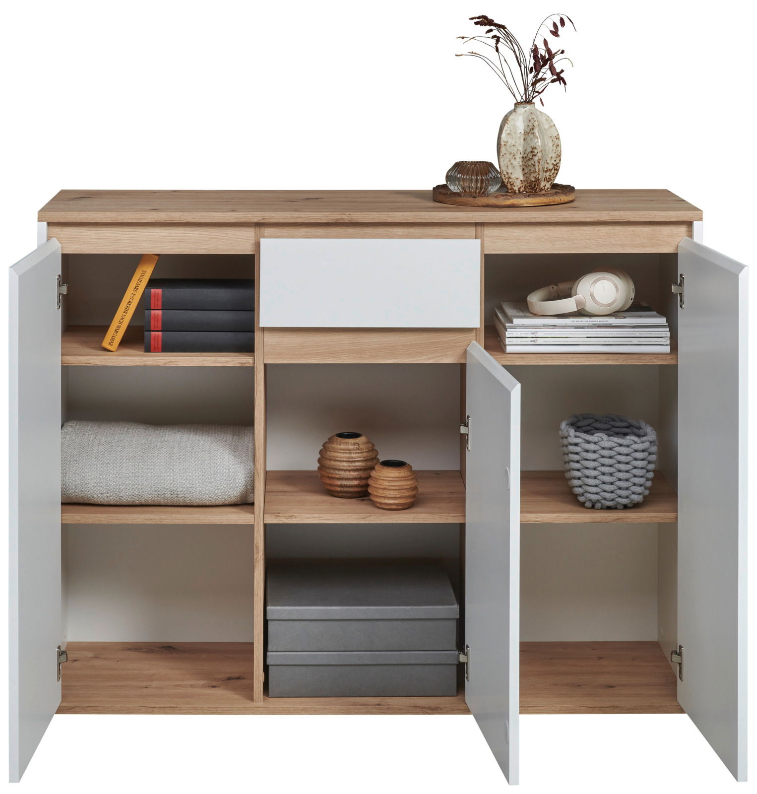 Modernes Sideboard aus Holz mit weißen Türen, dekoriert mit Vasen und Büchern, frontal fotografiert.