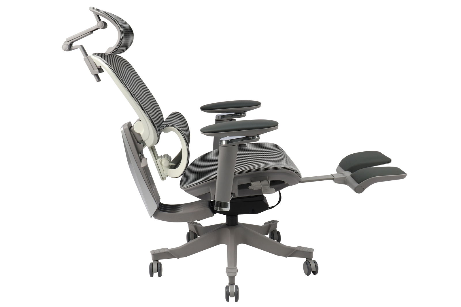 Ergonomischer Drehstuhl mit verstellbarer Rückenlehne und Fußstütze, seitliche Perspektive