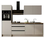 Moderne Küchenzeile mit integriertem Backofen, Dunstabzugshaube, Kochfeld und Spüle, frontal betrachtet.