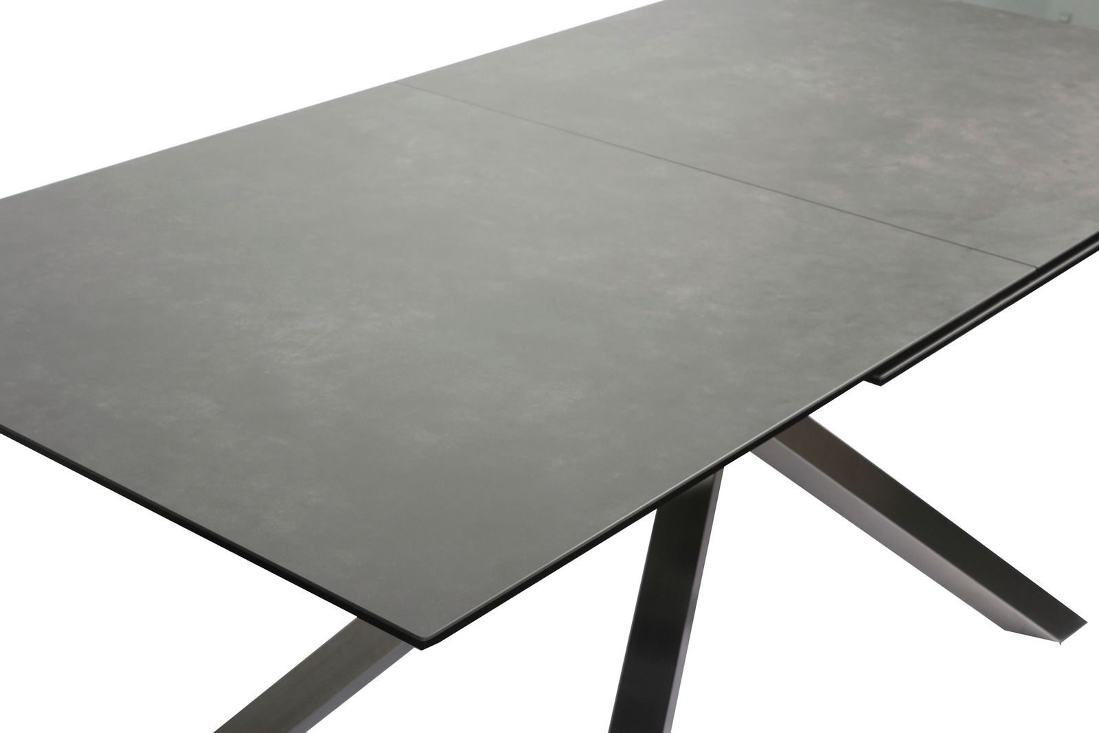 Moderner Esstisch mit grauer Tischplatte und Metallbeinen, seitliche Perspektive