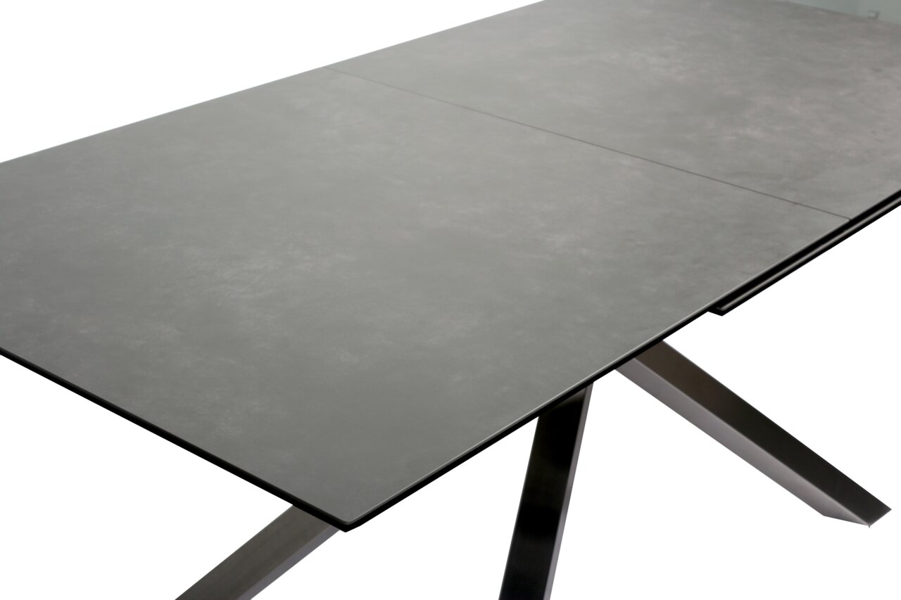 Moderner Esstisch mit grauer Tischplatte und Metallbeinen, seitliche Perspektive