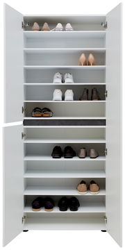 Offener XL-Schuh- und Mehrzweckschrank mit mehreren Regalböden, gefüllt mit verschiedenen Schuhen, aus frontaler Perspektive.