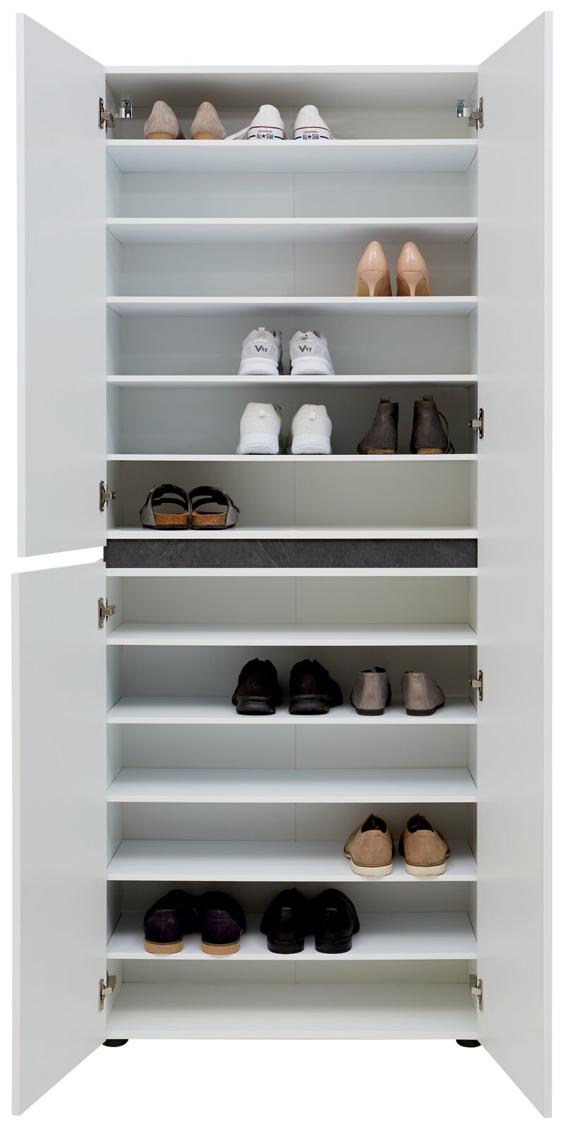 Offener XL-Schuh- und Mehrzweckschrank mit mehreren Regalböden, gefüllt mit verschiedenen Schuhen, aus frontaler Perspektive.