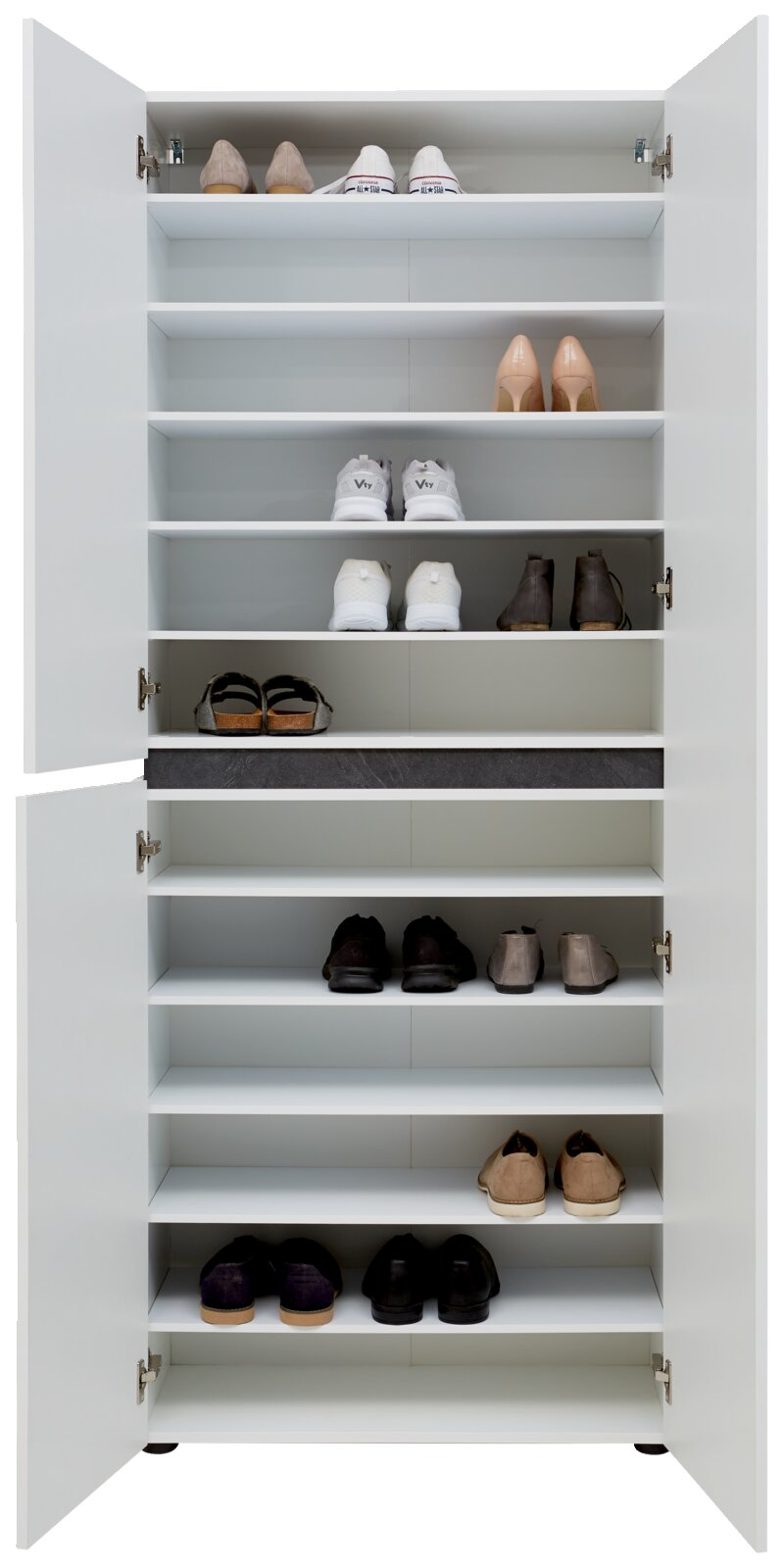 Offener XL-Schuh- und Mehrzweckschrank mit mehreren Regalböden, gefüllt mit verschiedenen Schuhen, aus frontaler Perspektive.