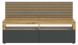 Frontale Ansicht eines Lowboards mit Paneel, in Holzoptik und dunklen Elementen.