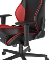 Seitliche Nahaufnahme eines schwarz-roten Gaming Stuhls Gladiator mit verstellbaren Armlehnen und Rollen.
