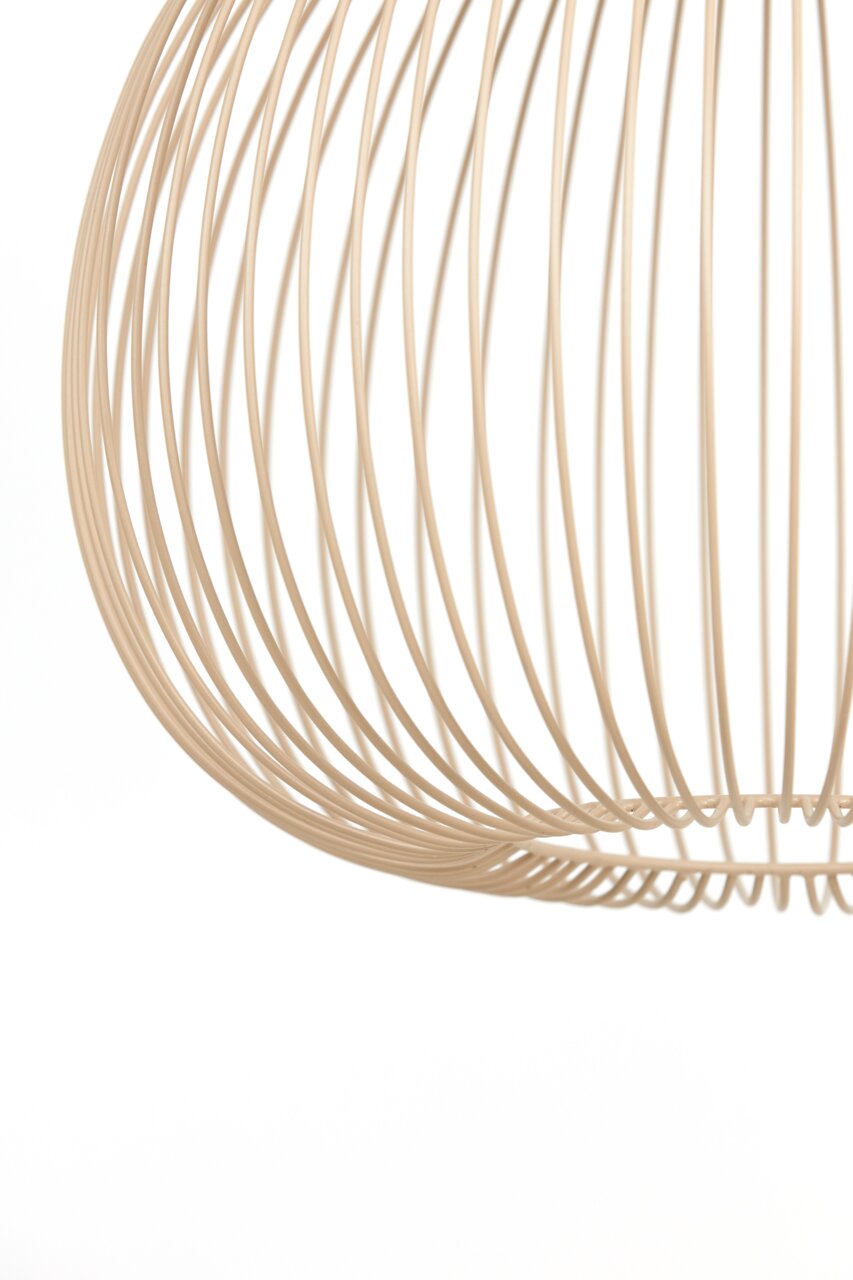 Nahaufnahme einer modernen Hängeleuchte mit einem offenen, drahtartigen Design in Beige, seitliche Perspektive.