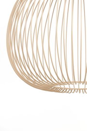 Nahaufnahme einer modernen Hängeleuchte mit einem offenen, drahtartigen Design in Beige, seitliche Perspektive.