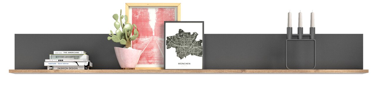 Wandboard mit Dekorationen, darunter Bücher, ein Kaktus in einem rosa Topf, gerahmte Bilder und ein Kerzenhalter mit drei Kerzen, aus frontaler Perspektive.