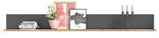 Wandboard mit Dekorationen, darunter Bücher, ein Kaktus in einem rosa Topf, gerahmte Bilder und ein Kerzenhalter mit drei Kerzen, aus frontaler Perspektive.
