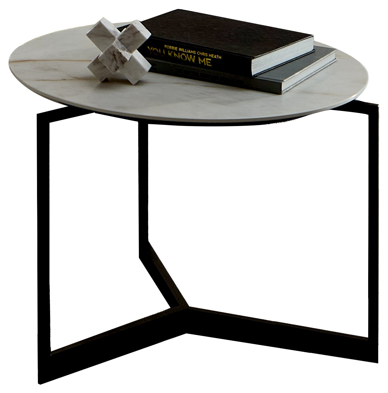 Runder Beistelltisch mit heller Marmoroptik-Tischplatte und schwarzem Metallgestell, schräg von vorne in leichter Draufsicht fotografiert.