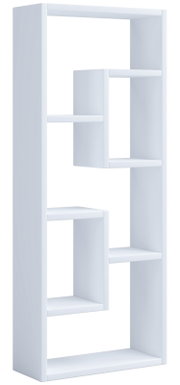 Weißes, modernes Standregal/Bücherregal mit asymmetrisch versetzten Ablagefächern, freistehend, Ansicht schräg von vorne (3/4-Perspektive) vor weißem Hintergrund