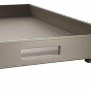 Großes graues Tablett mit strukturiertem Boden und rechteckigem Griff, seitliche Perspektive