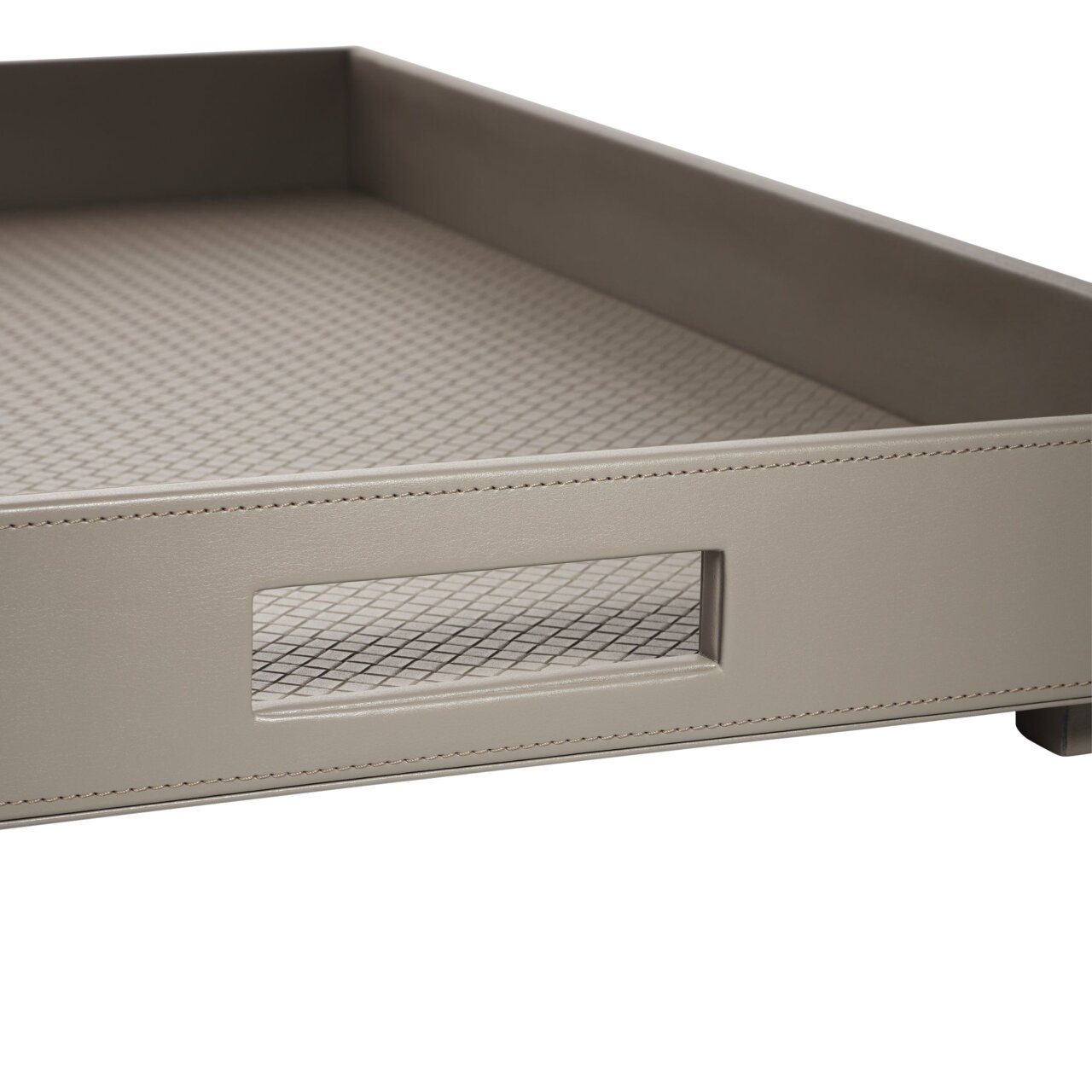 Großes graues Tablett mit strukturiertem Boden und rechteckigem Griff, seitliche Perspektive