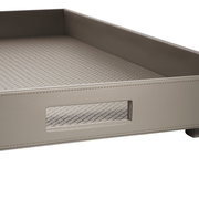 Großes graues Tablett mit strukturiertem Boden und rechteckigem Griff, seitliche Perspektive