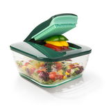 Nicer Dicer Chef 16-tlg. aus seitlicher Perspektive mit geöffnetem Deckel und geschnittenem Gemüse im Behälter.