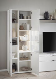 Weiße Wandkombination mit offenen und geschlossenen Fächern, dekoriert mit Vasen und Schalen, seitliche Perspektive.