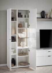 Weiße Wandkombination mit offenen und geschlossenen Fächern, dekoriert mit Vasen und Schalen, seitliche Perspektive.