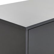Nahaufnahme eines modernen, grauen Highboards mit klaren Linien und glatter Oberfläche, Perspektive von oben.