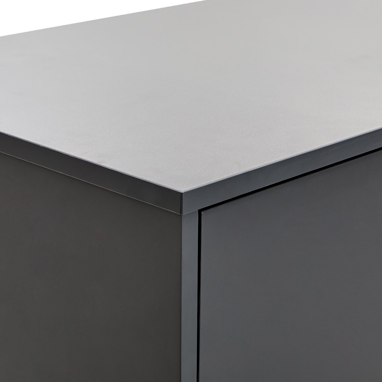 Nahaufnahme eines modernen, grauen Highboards mit klaren Linien und glatter Oberfläche, Perspektive von oben.