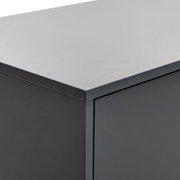 Nahaufnahme eines modernen, grauen Highboards mit klaren Linien und glatter Oberfläche, Perspektive von oben.