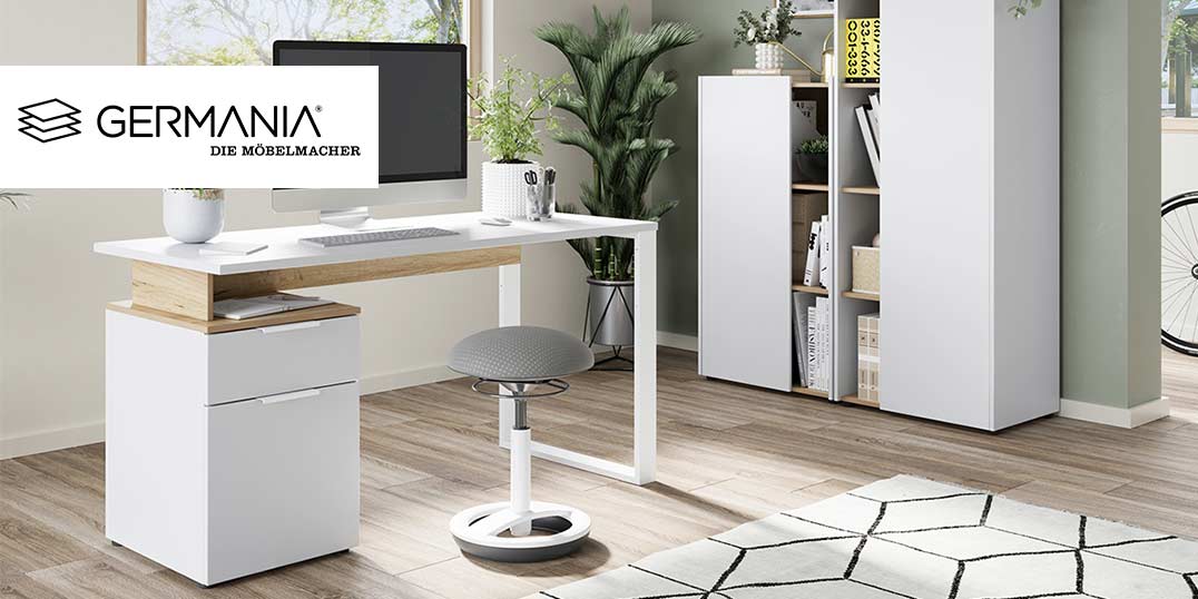 Arbeitsplatz mit einem schlichten weißen Schreibtisch, ergonomischen Hocker, und hohen Bücherregal mit dem Germania-Logo.