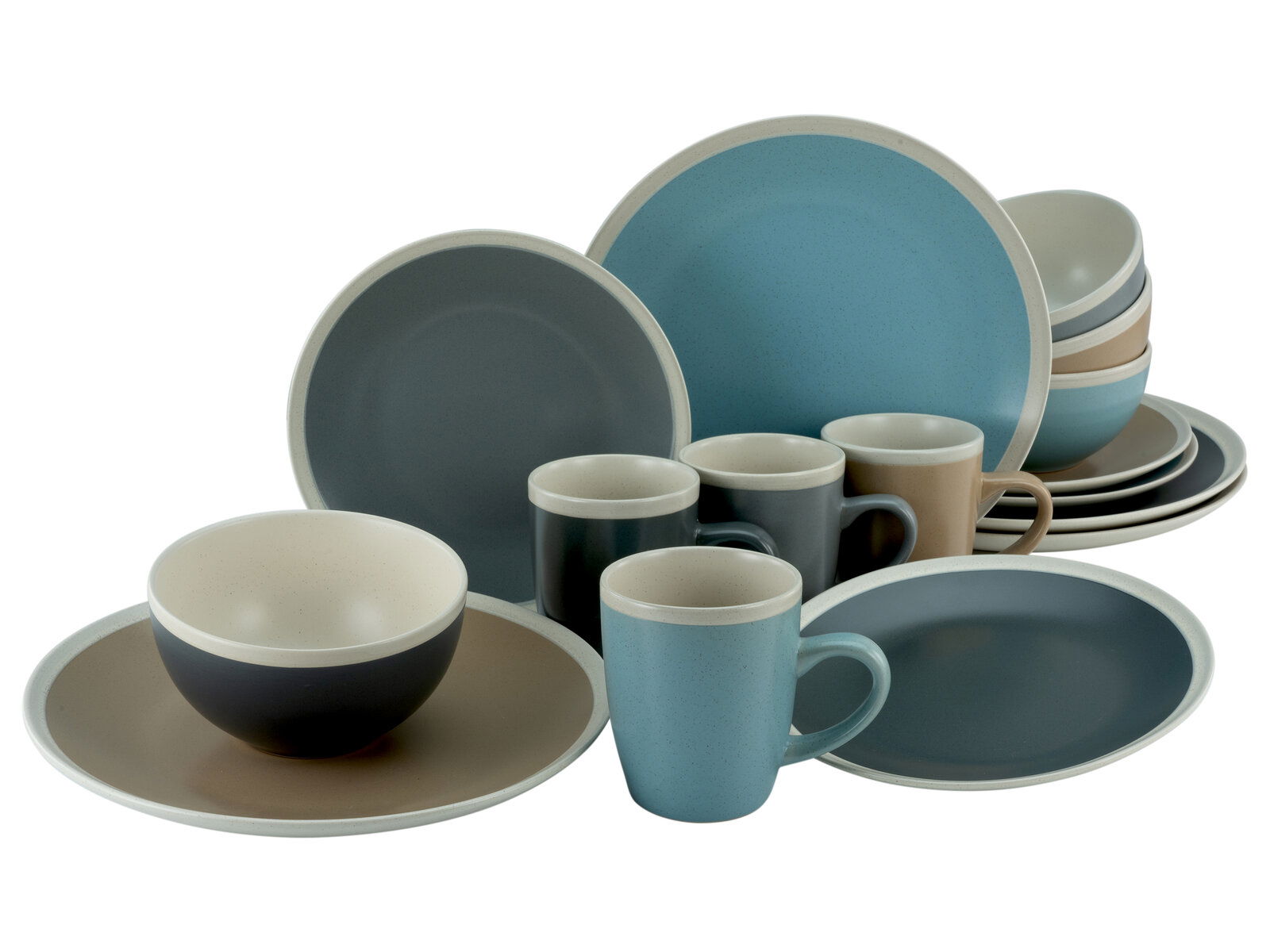 Kombiservice Nordic Living in verschiedenen Blau- und Brauntönen, bestehend aus Tellern, Schalen und Tassen, aus einer leicht seitlichen Perspektive fotografiert.