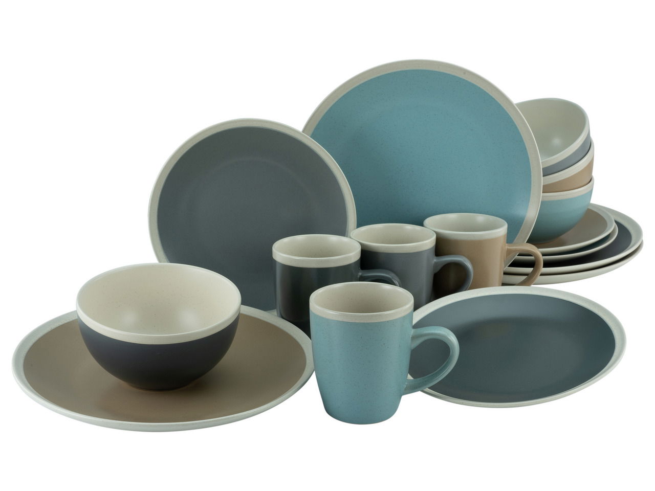 Kombiservice Nordic Living in verschiedenen Blau- und Brauntönen, bestehend aus Tellern, Schalen und Tassen, aus einer leicht seitlichen Perspektive fotografiert.