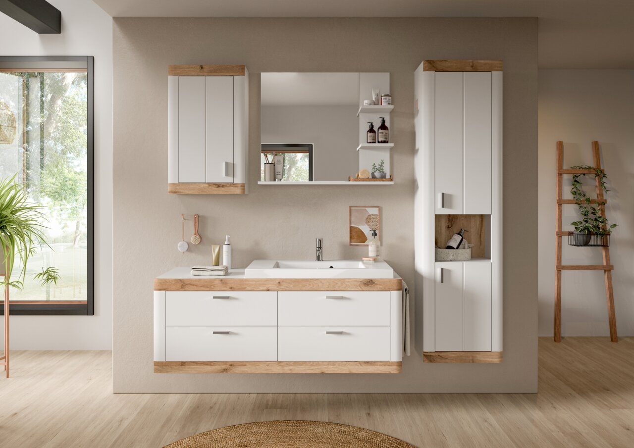 Moderne Badkombination in Holzoptik mit Waschbeckenunterschrank, Hängeschränken und Spiegel, frontal betrachtet.