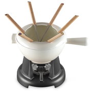 Fondue-Set Meringue mit weißem Topf und Holzgriffen, von oben betrachtet.