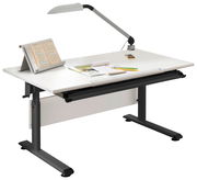 Moderner Schreibtisch mit weißer Tischplatte, schwarzem Gestell und integrierter Lampe, seitliche Perspektive