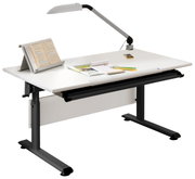 Modern bureau met wit tafelblad, zwart onderstel en ingebouwde lamp, zijaanzicht