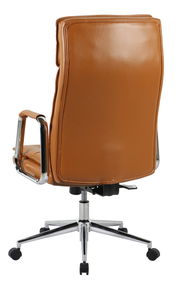 Rückansicht eines braunen Chefsessels mit verchromten Armlehnen und Rollen