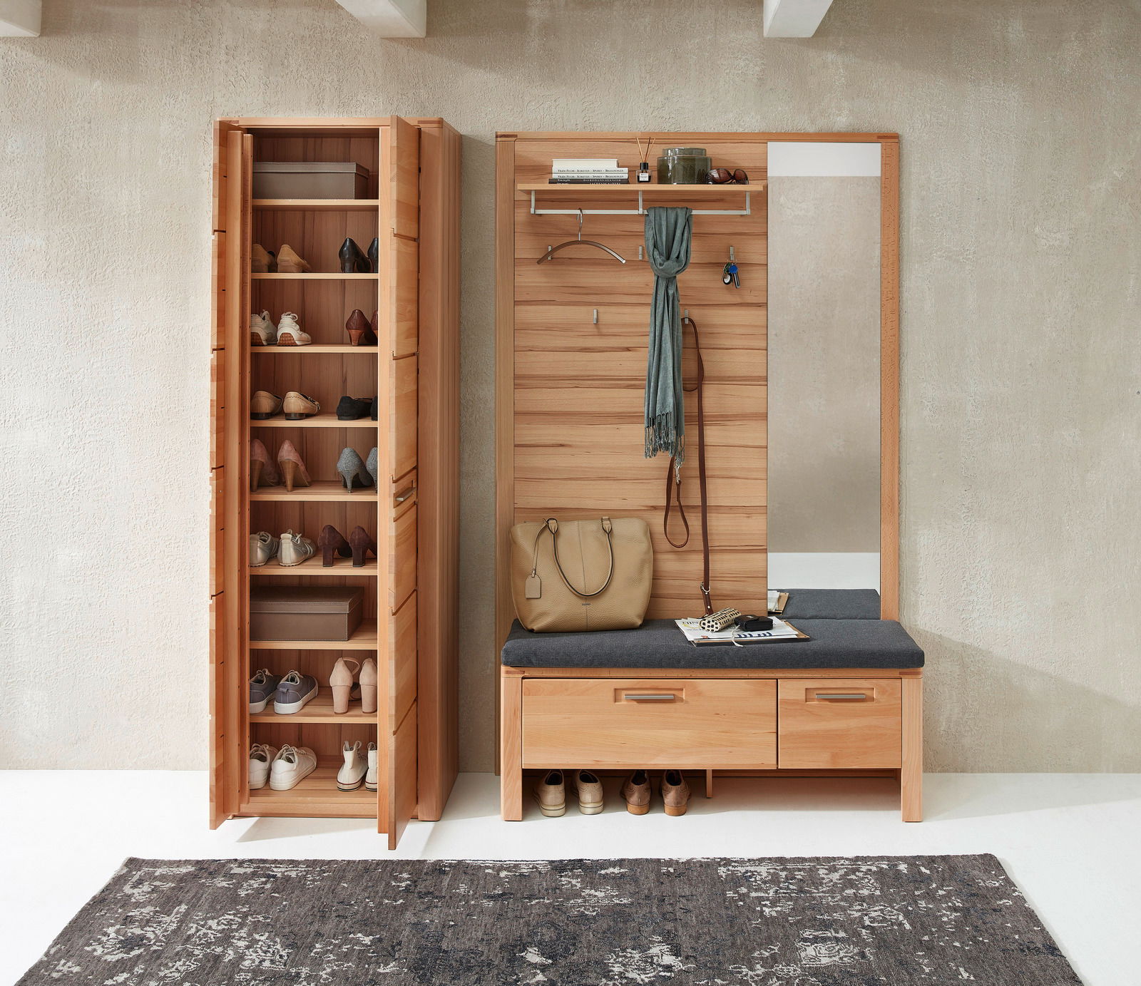 Garderobenkombination aus Holz mit Schuhschrank, Sitzbank und Spiegel, frontal fotografiert.
