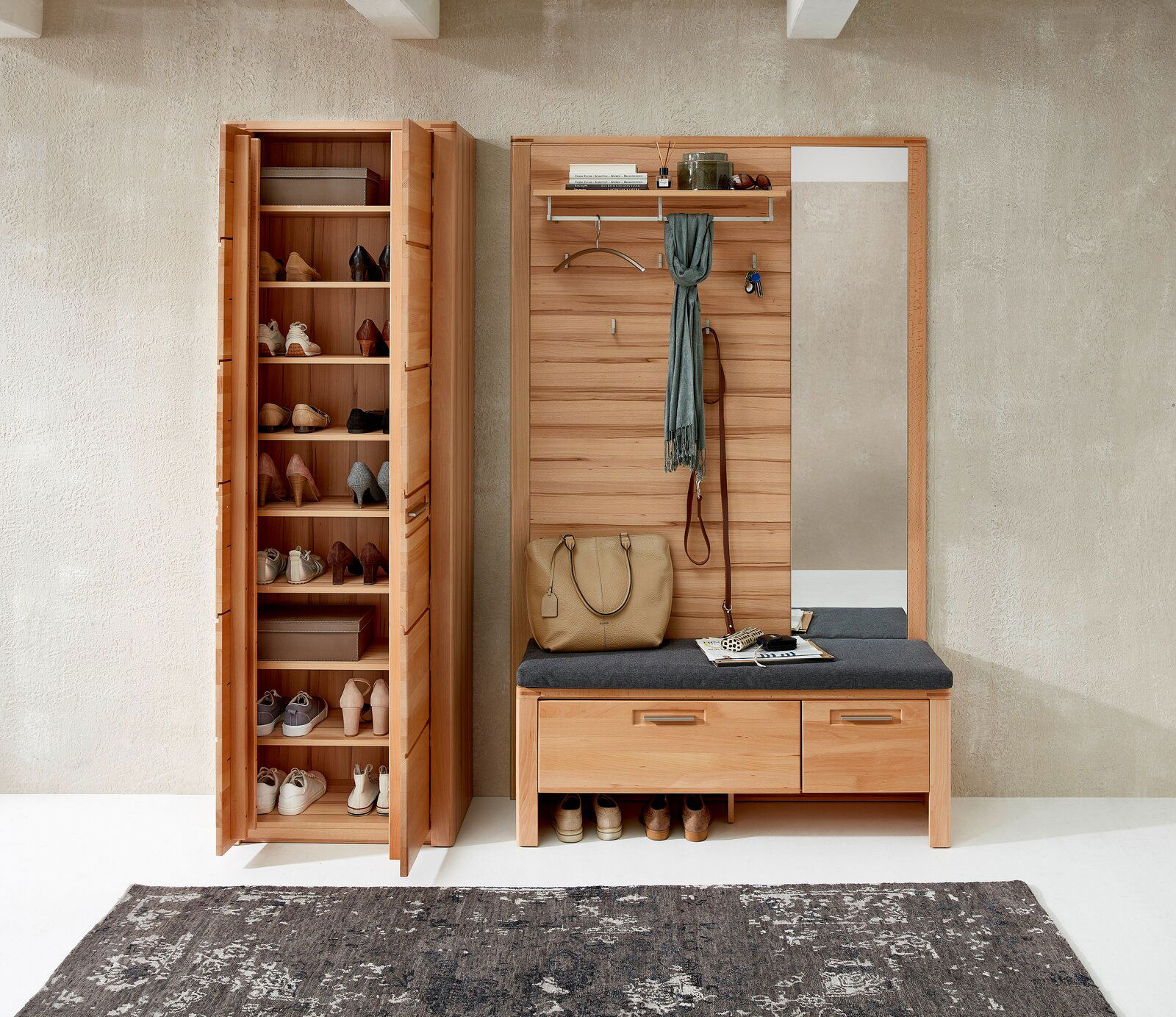 Garderobenkombination aus Holz mit Schuhschrank, Sitzbank und Spiegel, frontal fotografiert.