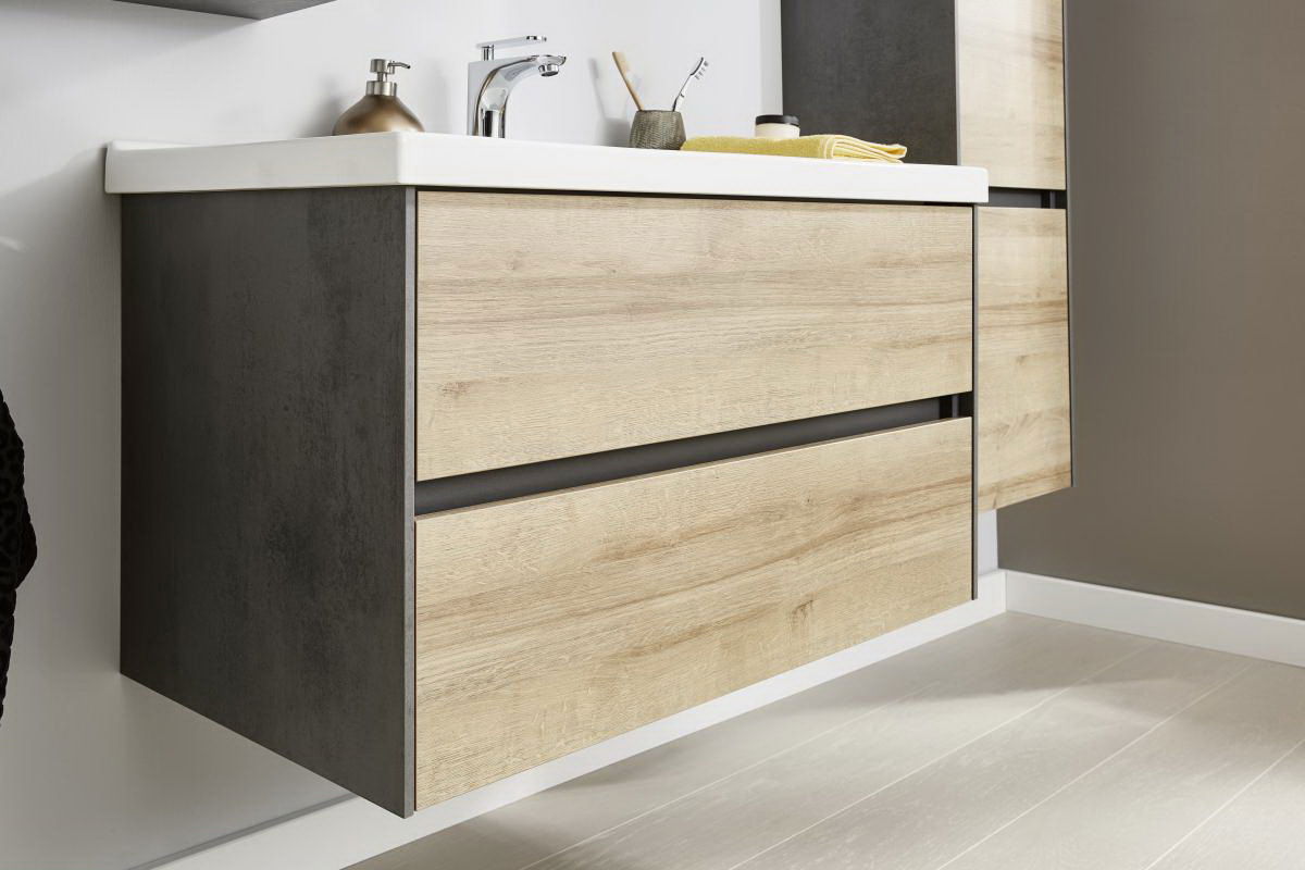 Moderne Badkombination mit Holzoptik und zwei Schubladen, seitliche Perspektive