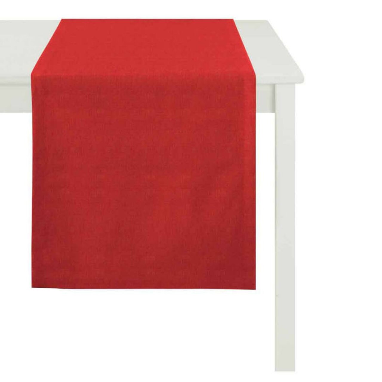 Een rode tafelloper op een witte tafel, gefotografeerd vanuit vogelperspectief.