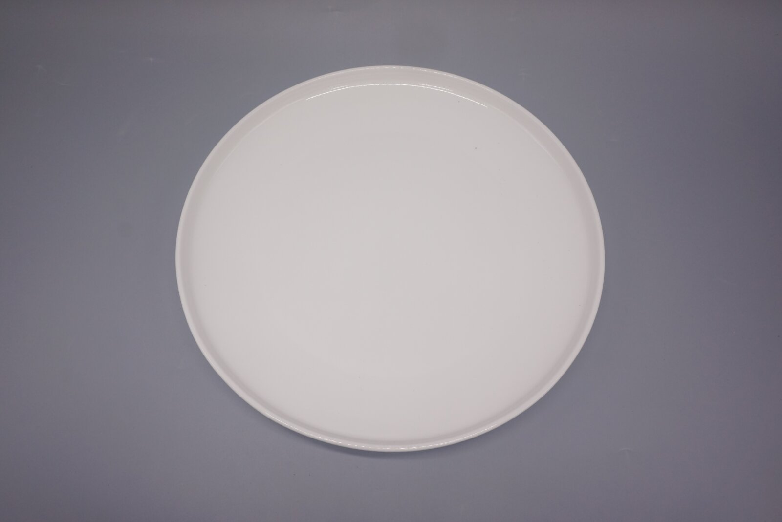 Witte ronde porseleinen schaal, bovenaanzicht