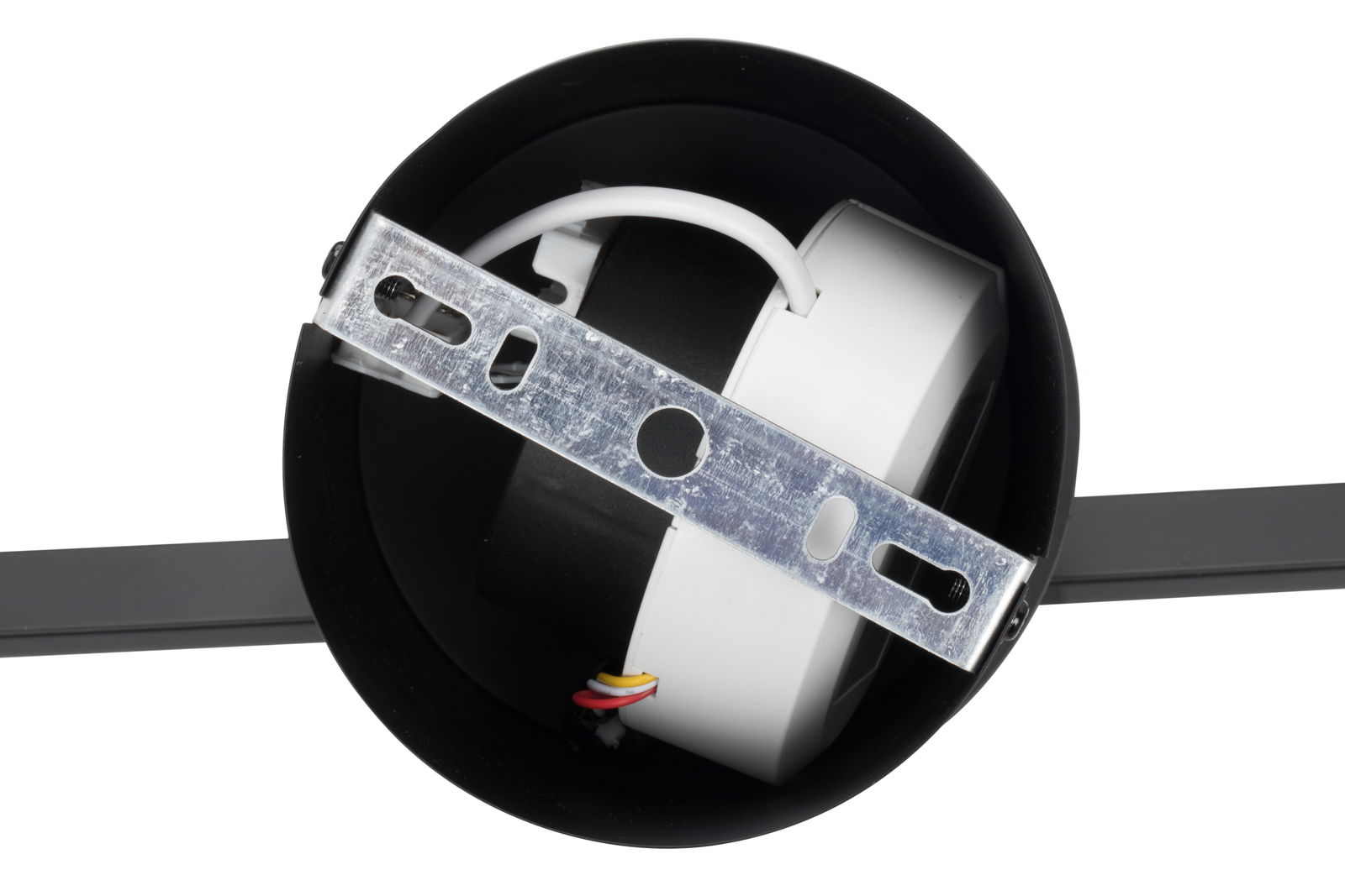 Nahaufnahme der Rückseite einer LED-Hängeleuchte mit sichtbarer Metallhalterung und Kabeln.