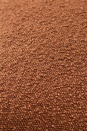 Nahaufnahme einer braunen, strukturierten Stoffoberfläche, vermutlich von einer Zierkissenhülle.