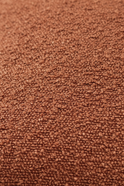 Nahaufnahme einer braunen, strukturierten Stoffoberfläche, vermutlich von einer Zierkissenhülle.