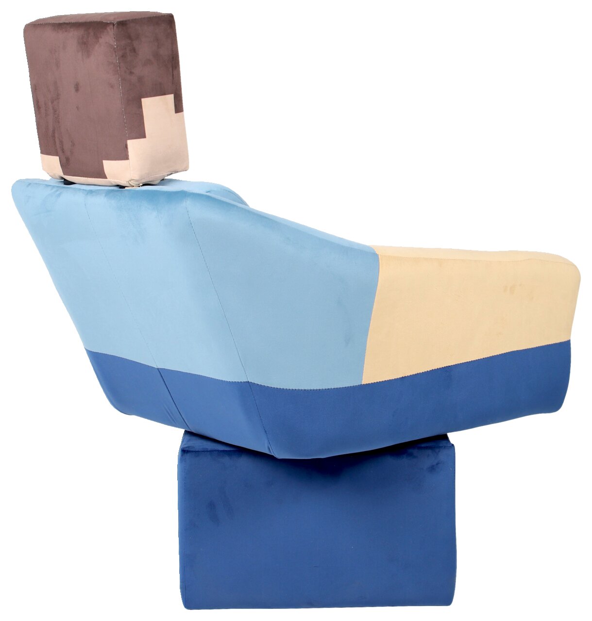 Op Minecraft geïnspireerde, blokvormige fauteuil van zachte stof in lichtblauw, beige en donkerblauw met een bruine rugleuning, zijaanzicht van links tegen een witte achtergrond
