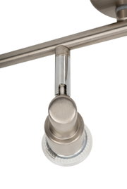 Nahaufnahme eines LED-Strahlers aus gebürstetem Metall, von unten betrachtet.
