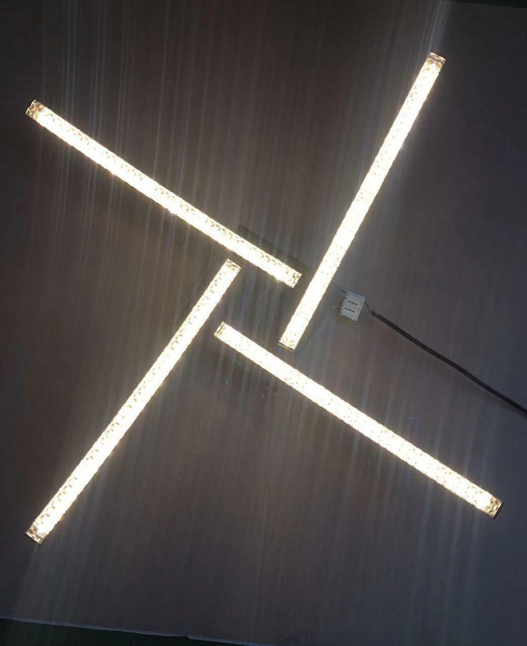 Moderne LED-Deckenleuchte Alois mit drei leuchtenden Streben, von unten betrachtet.