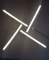 Moderne LED-Deckenleuchte Alois mit drei leuchtenden Streben, von unten betrachtet.