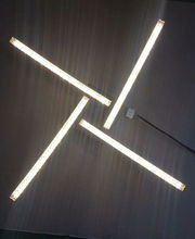 Moderne LED-Deckenleuchte Alois mit drei leuchtenden Streben, von unten betrachtet.